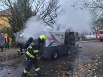 Zametací auto se při práci vzňalo, hrozilo, že plameny přeskočí na zaparkované auto vedle