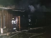 Požár ateliéru ohrožoval vedlejší rodinný dům. V ohrožení byly i děti u oběda v mateřské škole, rozhořela se zářivka. U Jelení hořel les
