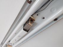 Požár ateliéru ohrožoval vedlejší rodinný dům. V ohrožení byly i děti u oběda v mateřské škole, rozhořela se zářivka. U Jelení hořel les