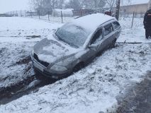 OBRAZEM: Nasněžilo a celý víkend padala auta na Pardubicku ze silnic