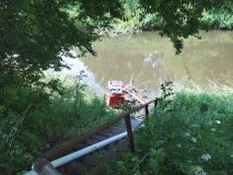 Obraze: Znečištěná voda v rybníku v Drozdicích zabíjela ryby.  Hasiči se snažili téměř celý den zbylé ryby zachránit