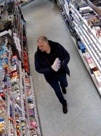 Zloděj zavítal do drogerie a bral. Tento muž by o tom mohl něco vědět