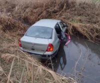 Hasiči zachraňovali osoby z auta, které vjelo do potoka. K místu nehody jsme se po silnici doklouzali, uvedli