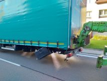 Kamion s přívěsem zablokoval křižovatku v Trhové Kamenici, v Ostřetíně na poli hořel lis na slámu