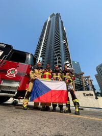 Zlatí borci! Čeští hasiči pokořili čtyřicetipatrovou budovu v kanadském Winnipegu v kompletním zásahovém oděvu i s dýchacím přístrojem