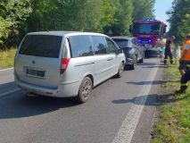 Zranění motorkáře kvůli stromu, kráva s barelem na hlavě v řece, auto nedobrzdilo za druhým a střet čtyř vozů