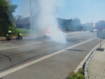 Auto po nárazu zcela pohltily plameny