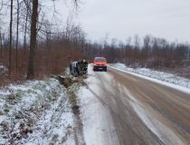 Střet dvou aut v Moravanech, ve Vysokém Mýtě vůz v příkopu, v Seči vozidlo v potoce