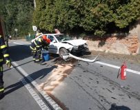 Čelní střet dvou aut v Chrastové Lhotě, při nehodě hrál roli i motorkář. Řidiči vozů utrpěli zranění