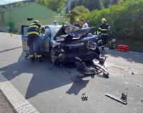 Čelní střet dvou aut v Chrastové Lhotě, při nehodě hrál roli i motorkář. Řidiči vozů utrpěli zranění