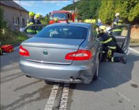 Čelní střet dvou aut v Chrastové Lhotě, při nehodě hrál roli i motorkář. Řidiči vozů utrpěli zranění