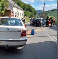 Čelní střet dvou aut v Chrastové Lhotě, při nehodě hrál roli i motorkář. Řidiči vozů utrpěli zranění