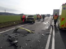 Vážná dopravní nehoda tří aut se stala u obce Koclířov. Na místě zasahují všechny složky IZS, policisté řídí dopravu kyvadlově