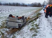 Sněhová vánice, zapadlá auta, nesjízdné úseky, několik nehod i několik zraněných. Kalamita potrápila řidiče a zaměstnala hasiče, zdravotníky i silničáře