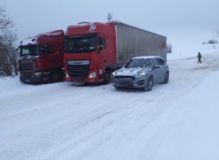 Sněhová vánice, zapadlá auta, nesjízdné úseky, několik nehod i několik zraněných. Kalamita potrápila řidiče a zaměstnala hasiče, zdravotníky i silničáře