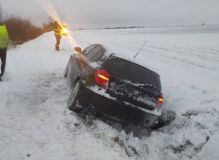 Sněhová vánice, zapadlá auta, nesjízdné úseky, několik nehod i několik zraněných. Kalamita potrápila řidiče a zaměstnala hasiče, zdravotníky i silničáře