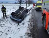 Sněhová vánice, zapadlá auta, nesjízdné úseky, několik nehod i několik zraněných. Kalamita potrápila řidiče a zaměstnala hasiče, zdravotníky i silničáře