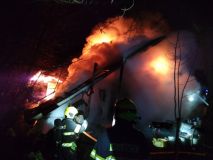 Hasiči zachránili psa z hořící chaty v Chrudimi