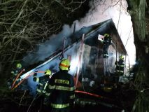 Hasiči zachránili psa z hořící chaty v Chrudimi