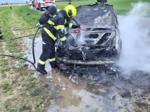 Na silnici u Rosic shořelo osobní auto