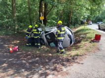 Padající větve, stromy, voda a dopravní nehody i se zraněnými osobami. Náročná neděle pro hasiče