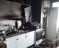 Nedělní zásahy hasičů: Vzňal se traktor, žena si vzpomněla, že vaří, až když šel z kuchyně kouř, auto skončilo ve zdi domu