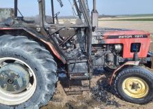Nedělní zásahy hasičů: Vzňal se traktor, žena si vzpomněla, že vaří, až když šel z kuchyně kouř, auto skončilo ve zdi domu