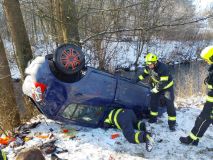 Osobní vozidlo skončilo po projetí mírné zatáčky na střeše, řidič utrpěl krvácivá zranění