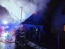 Muž a pes se ocitli v ohrožení při požáru střechy rodinného domu