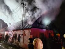 Muž a pes se ocitli v ohrožení při požáru střechy rodinného domu