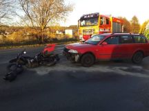 Po střetu motorky s autem v obci Prachovice oba řidiči utrpěli zranění