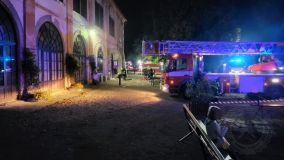 Obrazem: Hudební klub v zámeckém parku v Cholticích pohltily plameny, naštěstí jen cvičně