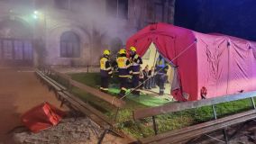 Obrazem: Hudební klub v zámeckém parku v Cholticích pohltily plameny, naštěstí jen cvičně