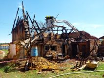 V obci Hluboká na Chrudimsku hořela stodola, hasiči se soustředili i na ochranu přilehlého rodinného domu