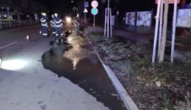 Voda se valila ulicí Svitavská v Moravské Třebové. Na vině byl prasklý vodovod