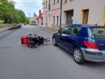 Nákladní auto se převrátilo na trať, auto smetlo muže na invalidním vozíku, řidička utrpěla zranění po nárazu vozu do stromu  