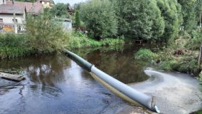 Hladinu řeky Chrudimky v Hlinsku pokryla neznámá látka