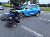 Auto ve šraňkách, tři vozy v sobě, i střet s motorkou. Celkem ke čtyřem dopravním nehodám došlo v sobotu v Pardubickém kraji