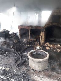 Udírna umístěná v pergole se po několika hodinách i s masem vzňala a spálila vše okolo