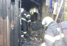 Včelař chtěl zklidnit své včely dýmákem, při jeho přípravě mu vzplála chata