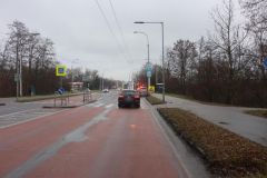 Srazil na přechodu chodkyni, ani s autem nezastavil a jel dál, policisté po řidiči pátrají