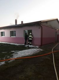 V Hradci nad Svitavou vzplál oheň v kotelně a garáži nízké budovy, vyjelo tam 6 jednotek hasičů