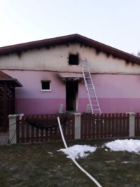 V Hradci nad Svitavou vzplál oheň v kotelně a garáži nízké budovy, vyjelo tam 6 jednotek hasičů