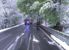 Pod tíhou sněhu na silnice padaly větve, v Pardubicích řidiče na vozovce překvapilo kamení