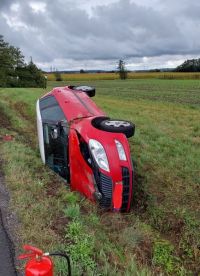 Auto na boku, traktor narazil do plotu a plynové budky i pomačkané plechy dvou vozů