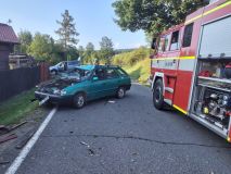 U Tatenic zasahoval vrtulník. Srážka dvou automobilů uzavřela kominukaci. Další čtyři osoby se zranili při nehodě u Kočí