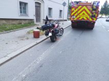 Včela vehnala řidiče do příkopu u Řestok, motorkář havaroval ve Slatiňanech, kolem zrovna jeli hasiči