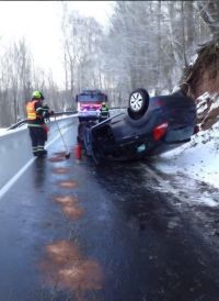 V Lukavicích se střetly dva vozy, v Lanšperku se převrátilo auto, kde cestovalo i malé dítě, došlo ke zranění osob