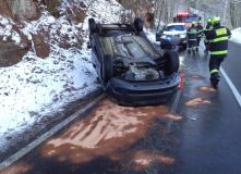 V Lukavicích se střetly dva vozy, v Lanšperku se převrátilo auto, kde cestovalo i malé dítě, došlo ke zranění osob