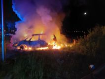 Ve Staročensku vzplálo auto, oheň zachvátil další tři vozy